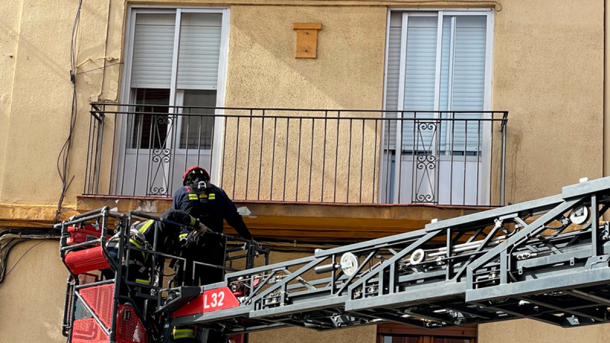 Los bomberos retiran elementos peligrosos de la fachada de un edificio en La Palomera. BOMBEROS DE LEÓN