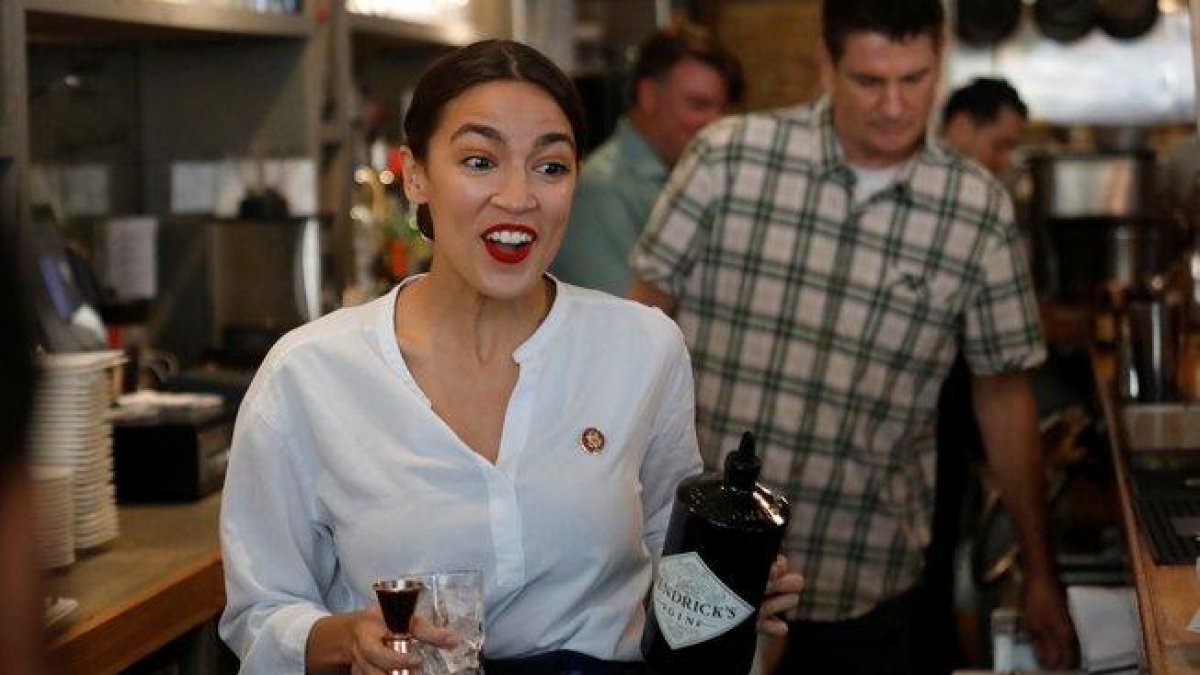 La congresista demócrata Alexandria Ocasio-Cortez volvió este viernes a servir copas en un restaurante del barrio de Queens.