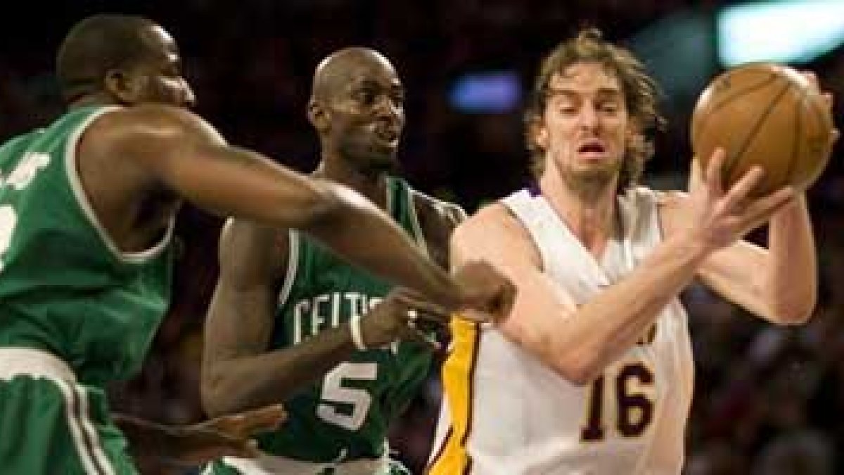 Pau Gasol (d) domina el balón ante la marca de Kevin Garnett (c) y Kendrick Perkins (d).