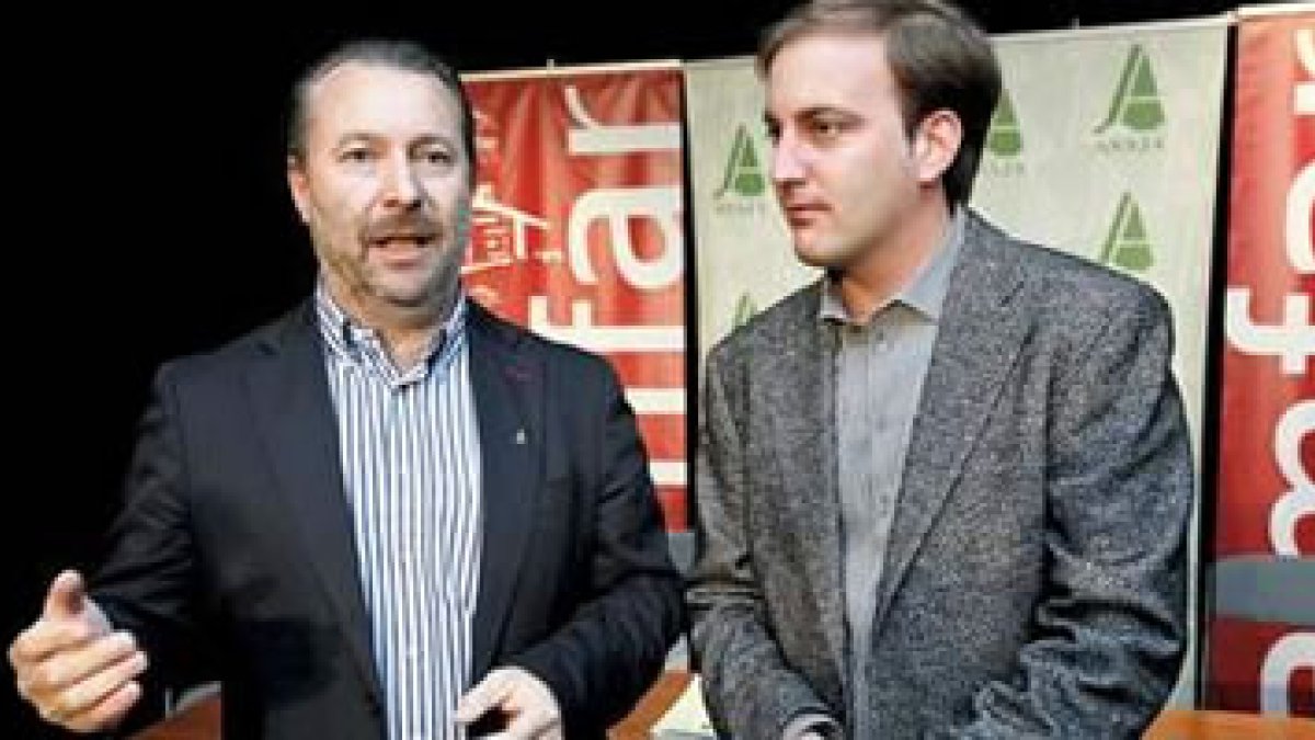 Dujo, junto al presidente de Asaja en Ávila, ayer en la provincia abulense.