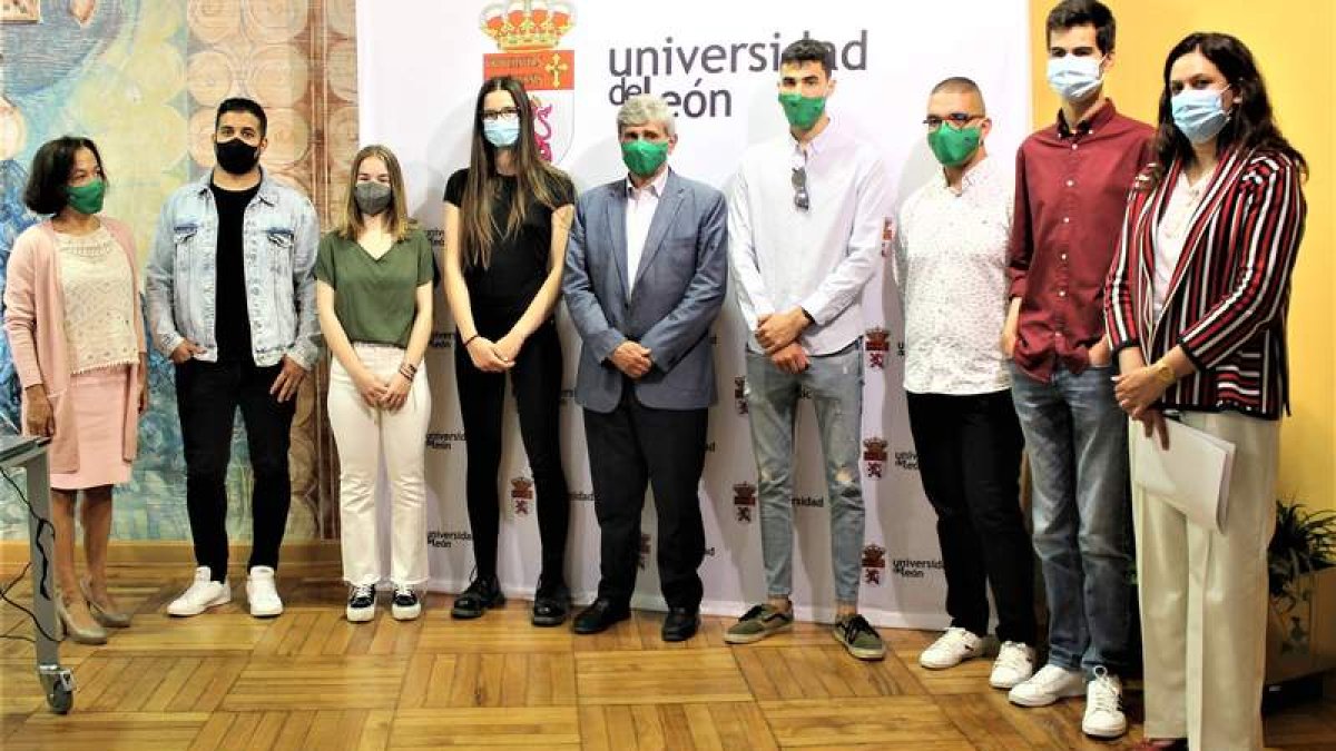 Representantes de la Universidad de León y de la Fundación Banco Sabadell junto a los autores de los proyectos. ULE