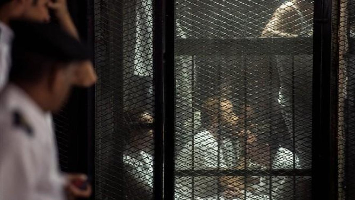 Uno de los detenidos sigue el juicio en una jaula de cristal. /