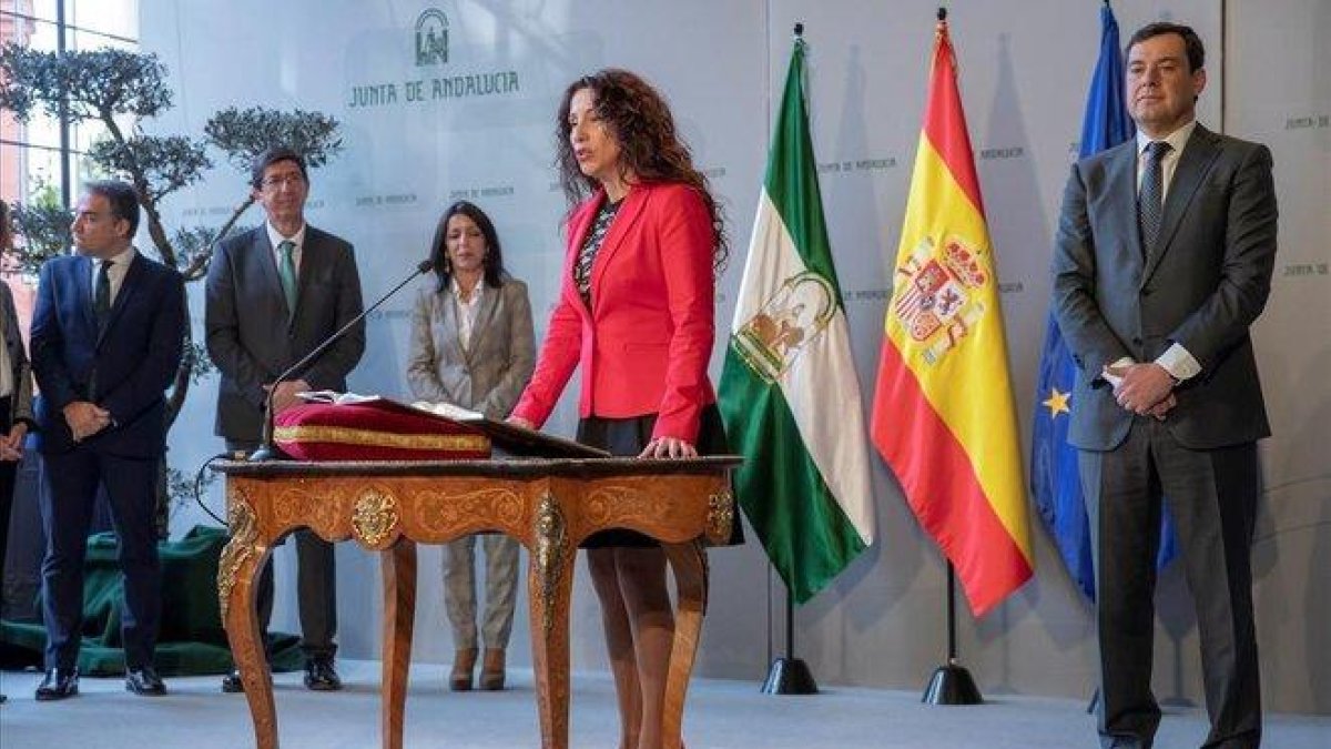 La nueva consejera de Igualdad Políticas Sociales y Conciliación Rocío Ruiz,  toma posesión de su cargo ante el presidente de la Junta de Andalucía, en enero.