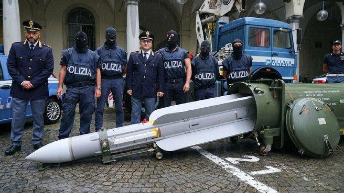 Agentes de la policía italiana muestran el misil incautado en la operación contra un grupo ultraderechista.