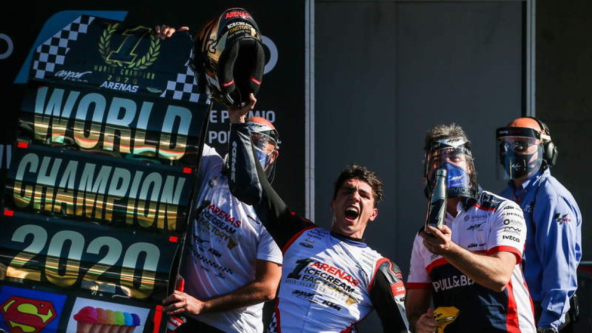 El español Albert Arenas celebra eufórico su triunfo en el Campeonato del Mundo de Moto3. GOULAO