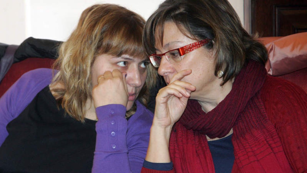 María José García, autora de las acusaciones al alcalde, junto a Evelia Fernández, en el Pleno.