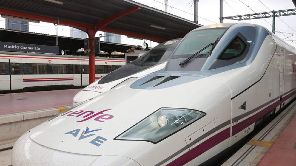 Un tren Ave estacionado en León listo para partir a Madrid, en una imagen de archivo.