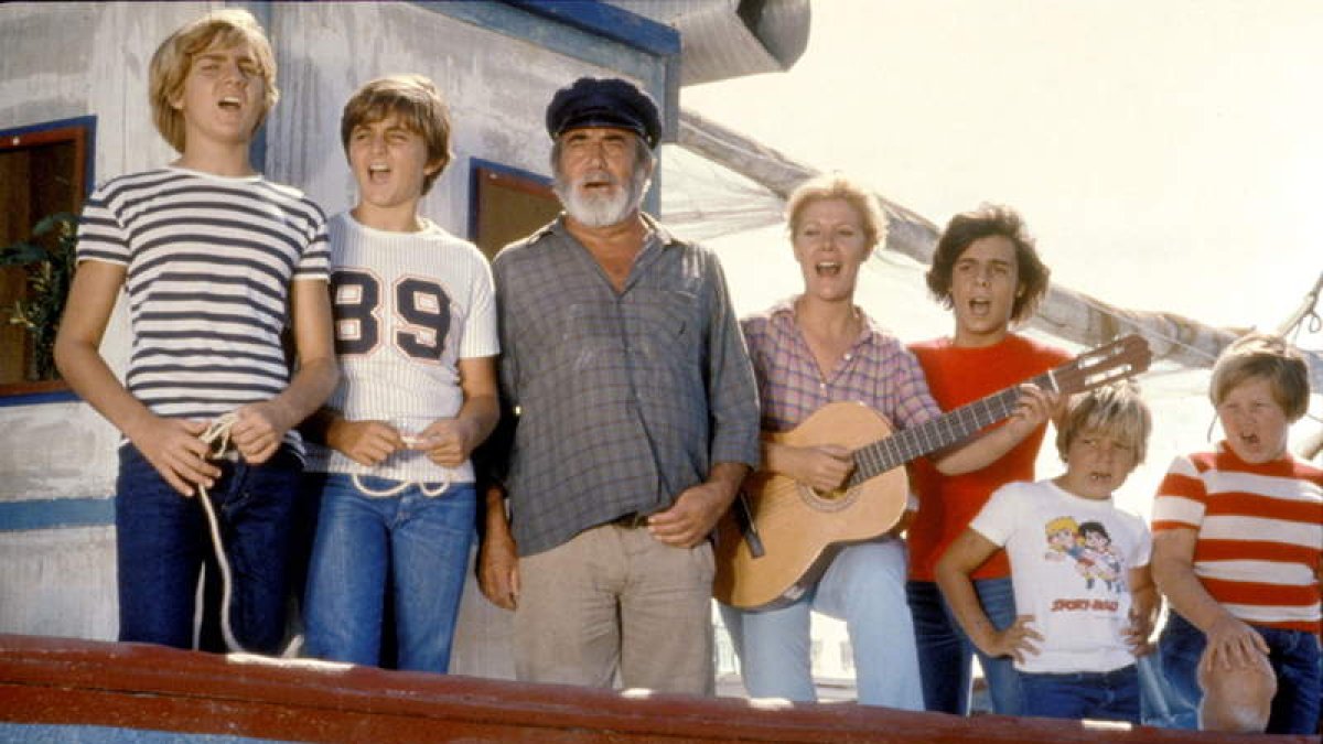 Escena de los protagonistas de la serie a bordo de ‘La Dorada’, el barco de Chanquete.