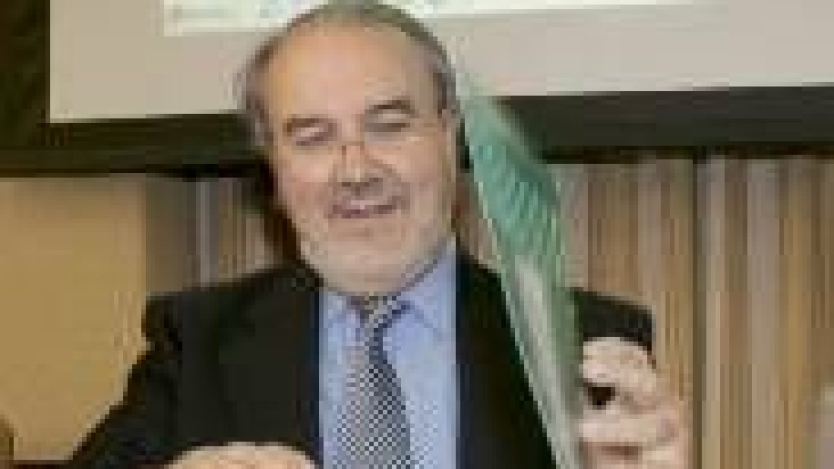 El ministro de Economía y Hacienda, Pedro Solbes, habló ayer sobre las opas lanzadas a Endesa