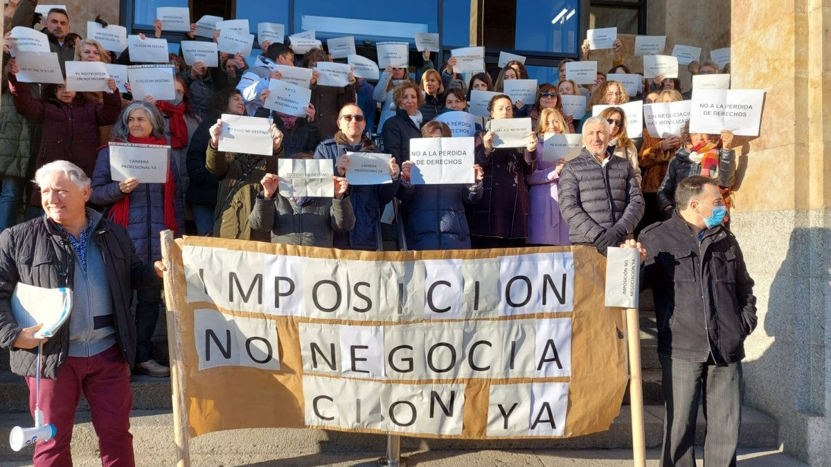 Funcionarios de justicia durante un acto de protesta en León. MIGUEL F. B.