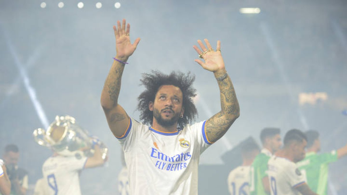 El jugador brasileño del Real Madrid, Marcelo, durante la celebración hoy domingo en el estadio Santiago Bernabéu de la victoria del equipo madridista en la final de la Liga de Campeones. VÍCTOR LERENA