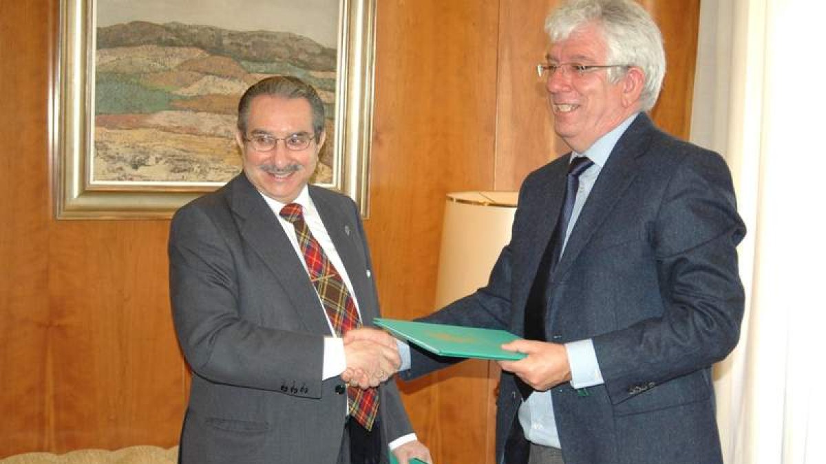 Fernando Fernández San Elías y José Ángel Hermida tras firmar el acuerdo.