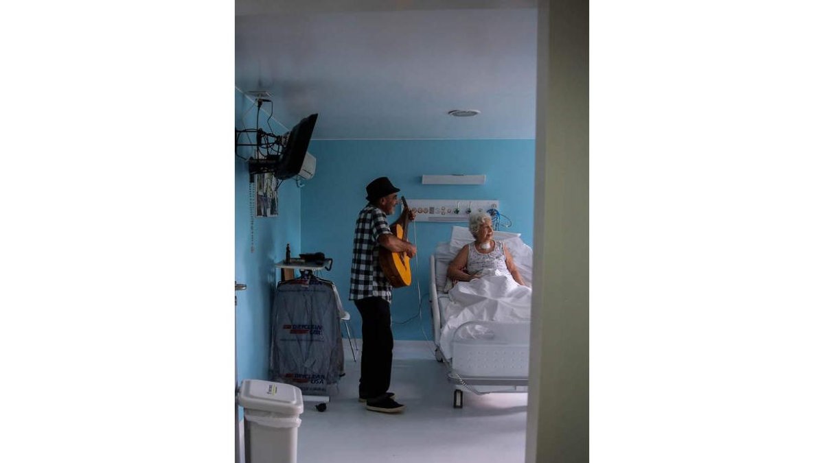 Un músico alivia el dolor de pacientes de paliativos. FERNANDO BIZERRA