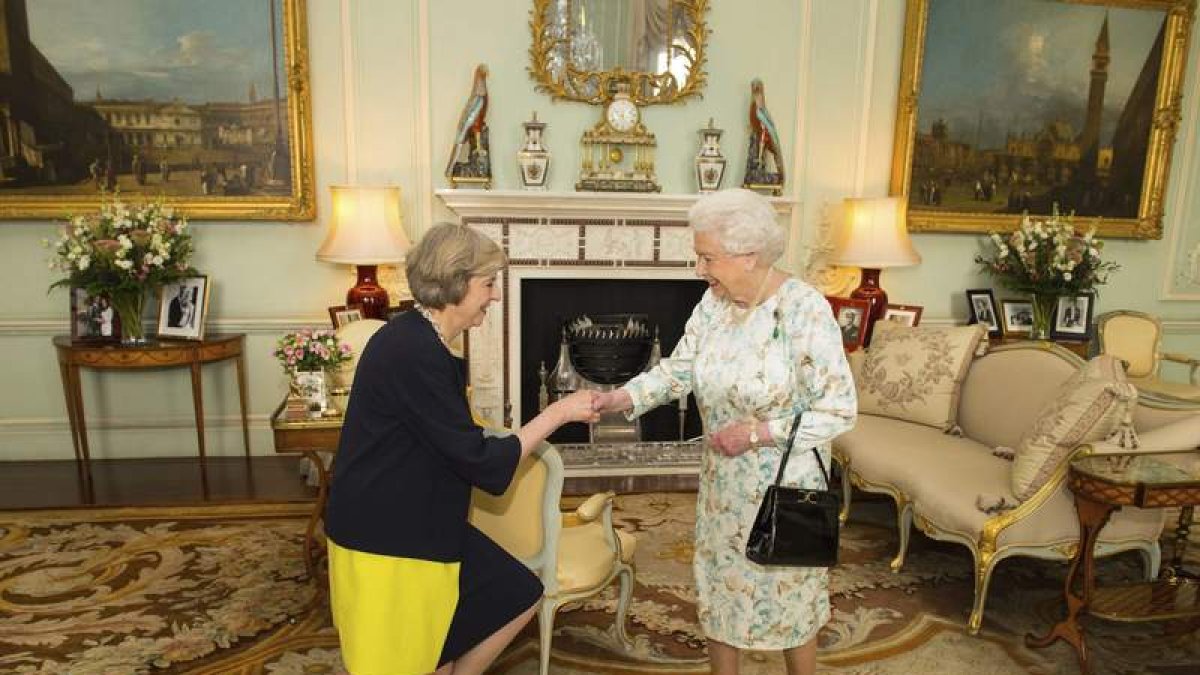 Theresa May en la recepción de la reina Isabel II para el encargo de un nuevo gobierno. DOMINIC LIPINSKI