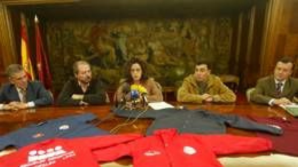 La concejala de Deportes, Natalia Rodríguez, junto a los responsables de las empresas patrocinadoras