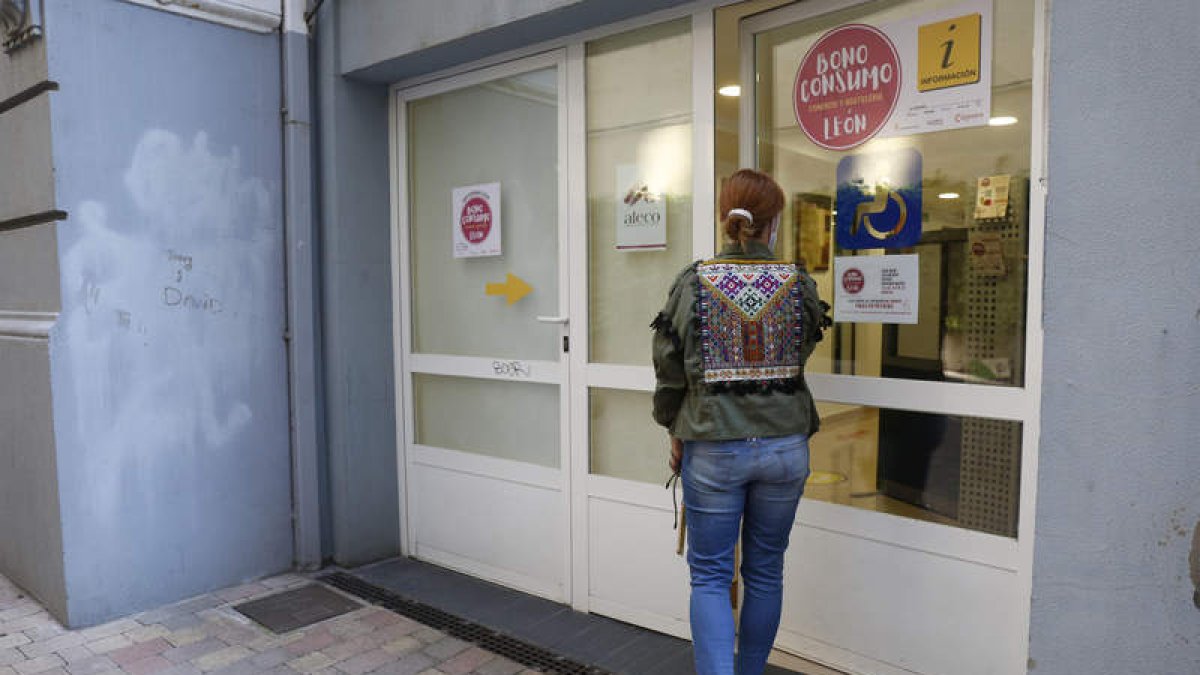 Los bonos se dispensan en la sede de la Cámara, en la avenida Padre Isla. FERNANDO OTERO