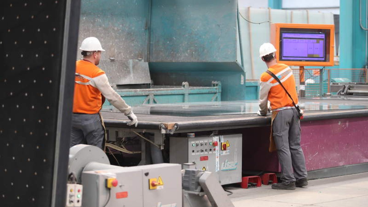 Dos trabajadores en las instalaciones de la empresa Tvitec, en una imagen de archivo. L. DE LA MATA