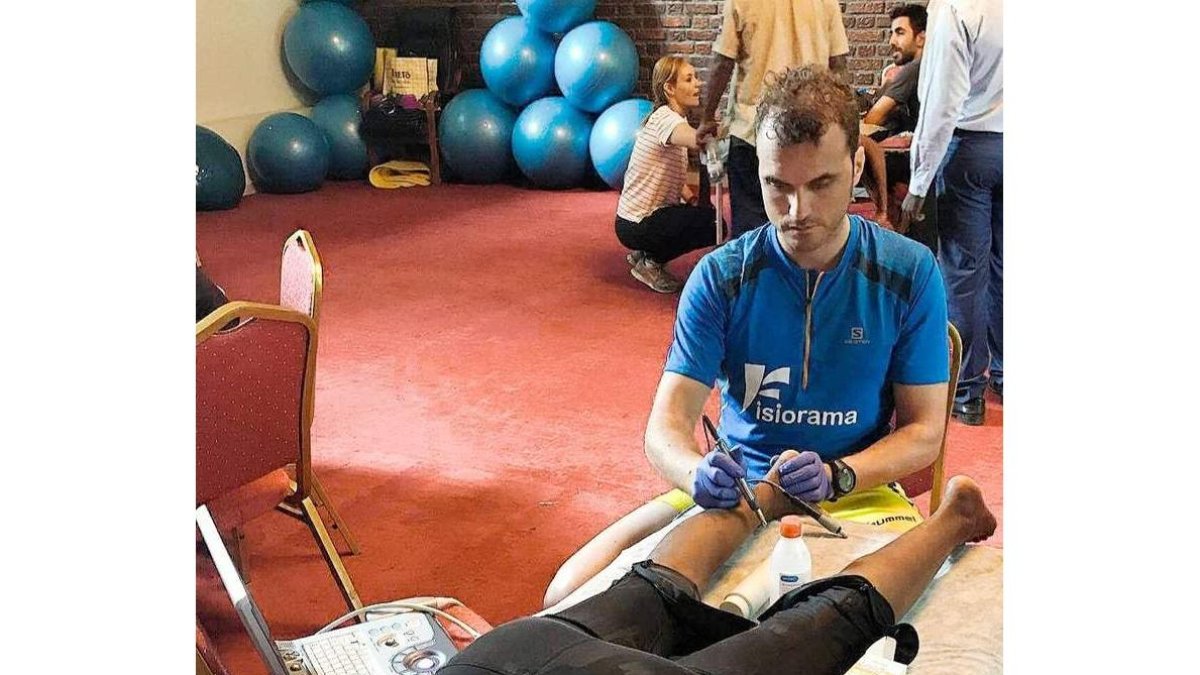 Carlos Justel realizando una sesión de como tratar una lesión en el tendón de Aquilies. CARLOS