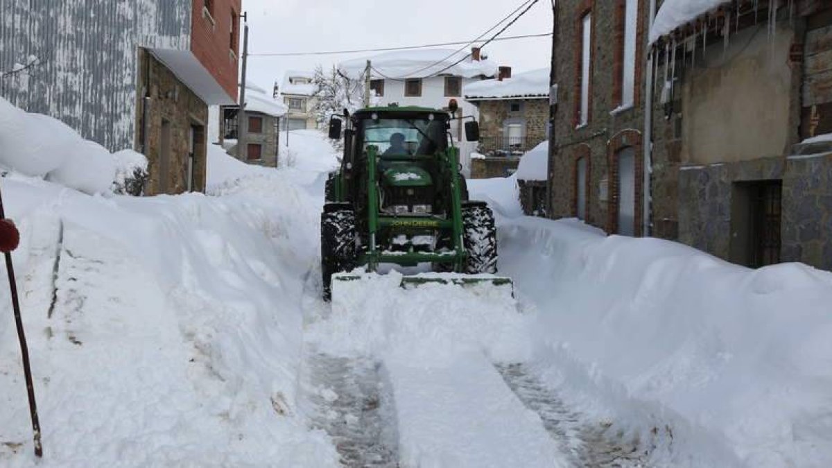 Soto de Sajambre, incomunicado, y el alcalde de Posada con dos metros de nieve.