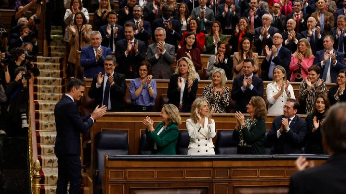 Sánchez aplaude tras su discurso en el Congreso. EFE