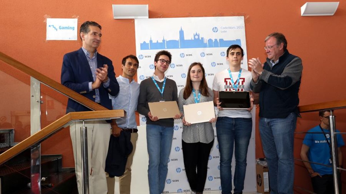 El concurso 'CodeWars', que ha contado con la presencia del alcalde, Antonio Silván, es una competición tecnológica dirigida a alumnos de 3º de ESO y hasta 2º de Bachillerato que pretende identificar talentos entre los jóvenes.