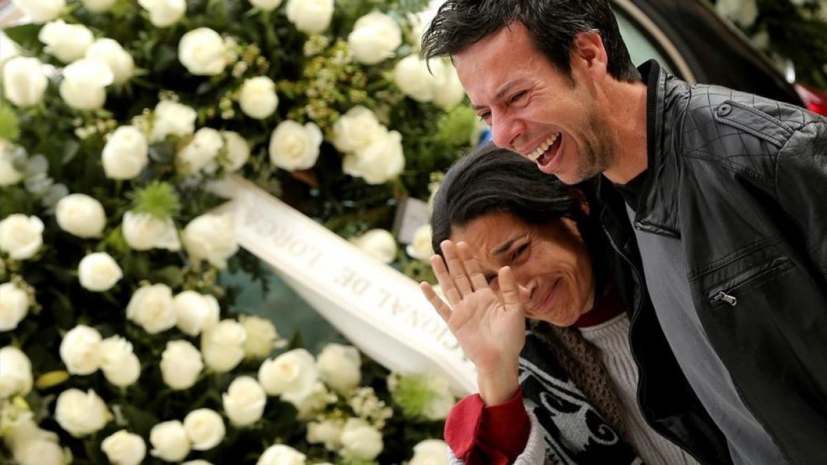Ángel y Patricia, padres de Gabriel Cruz, durante el funeral, el 13 de marzo pasado.