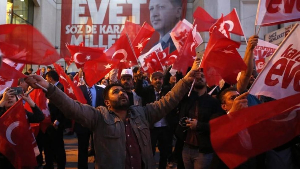 Los partidarios del presidente Erdogan celebran la victoria en el referéndum por la reforma constitucional