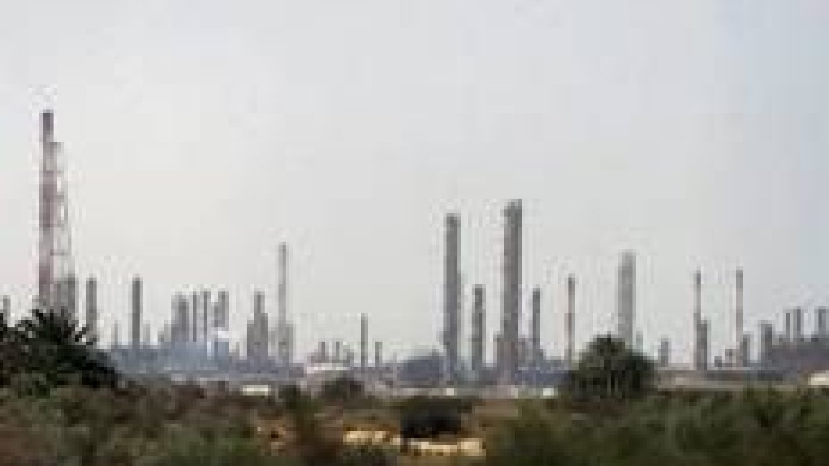 Las instalaciones petrolíferas de Arabia Saudí (en la foto) están en el objetivo de Al Qaida