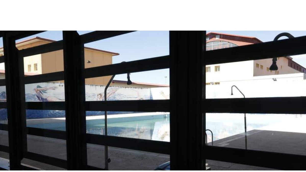 La piscina de la que pueden disfrutar los reclusos de la cárcel de Mansilla de las Mulas. MARCIANO PÉREZ