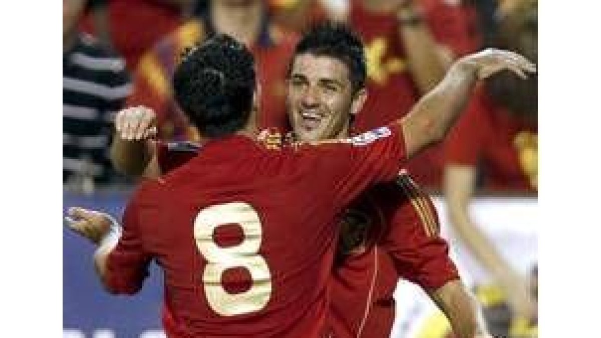 Villa celebra con Xavi uno de los dos goles que consiguió el asturiano