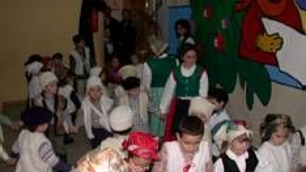 Los niños pequeños del colegio Órbigo, ayer durante su actuación
