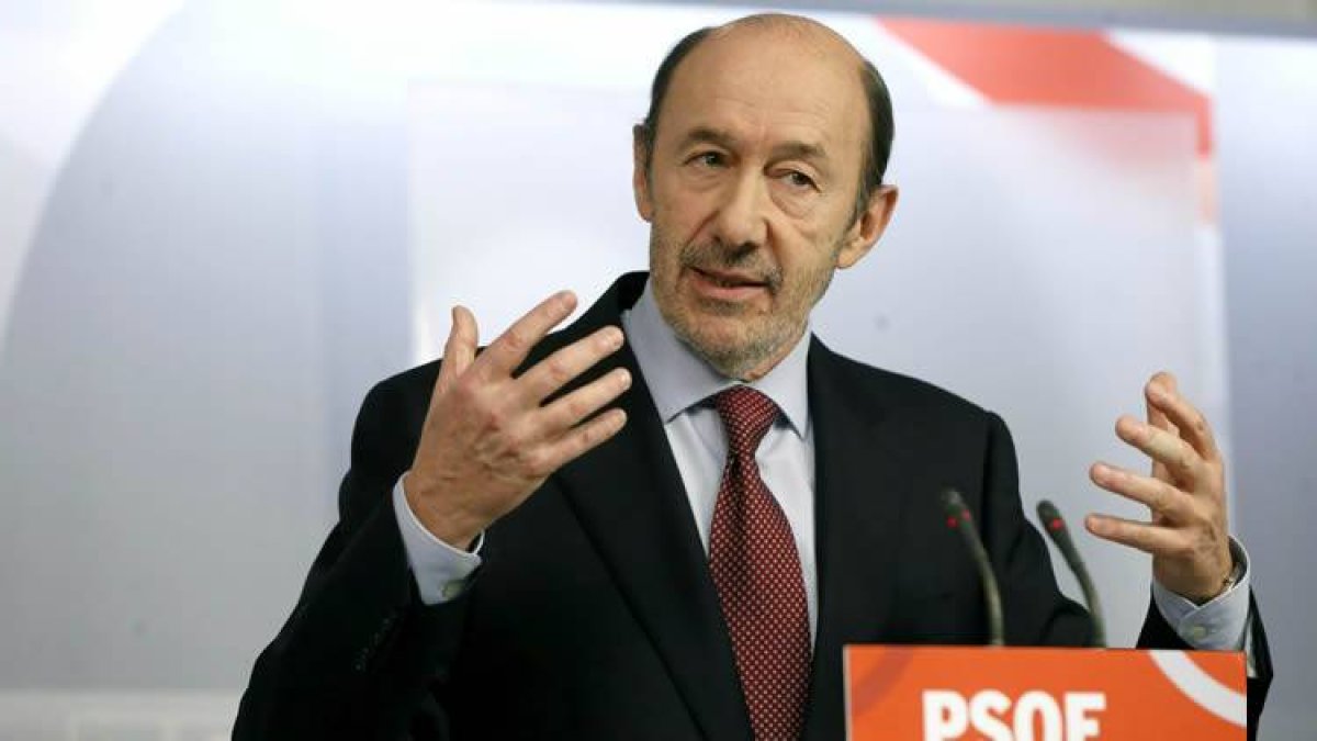 Alfredo Pérez Rubalcaba, durante la rueda de prensa que ha ofrecido esta mañana en la sede del PSOE.