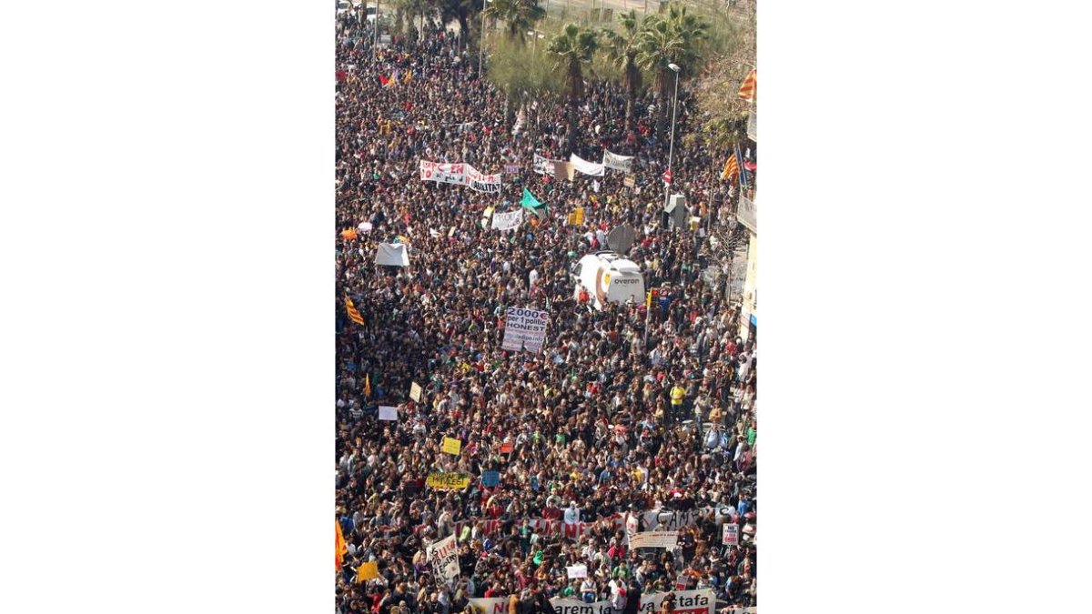 Miles de personas se manifiestan en Barcelona.