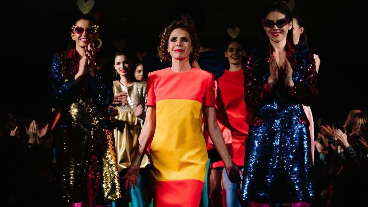Ágata Ruiz de la Prada, rodeada por sus modelos, en un desfile en Nueva York /