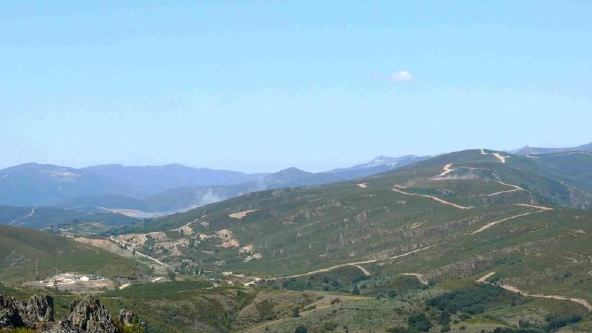 Panorámica de los valles de Omaña en 2009  donde se pueden apreciar el impacto visual de los caminos ensanchados para llevar aerogeneradores hasta las cumbres.