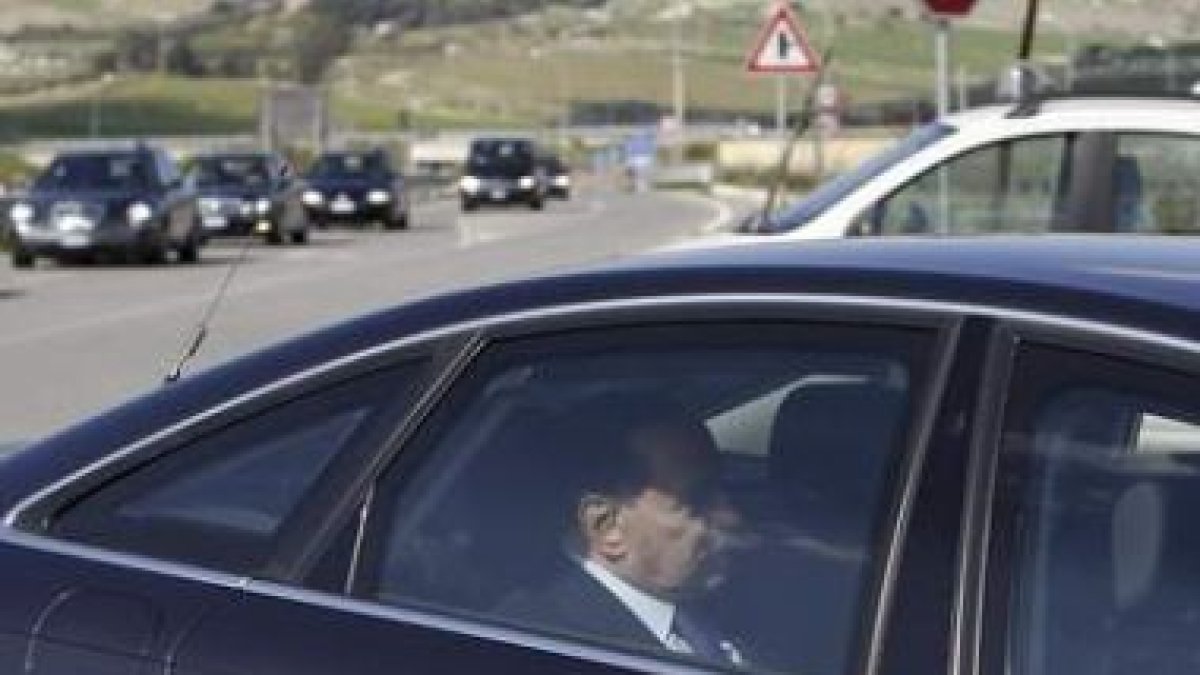 Berlusconi llega a un complejo residencial militar en Mineo, cerca de Catania.