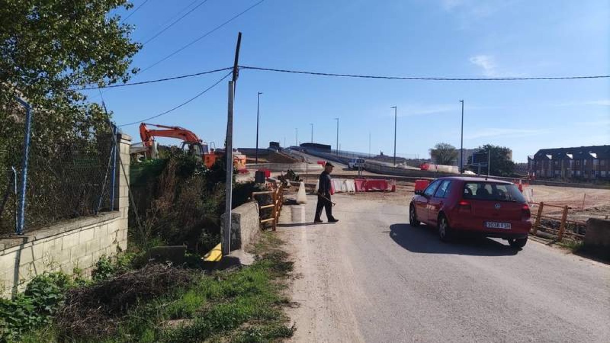 El puente desemboca en el estrecho paso sobre la Presa del Bernesga. P.I.