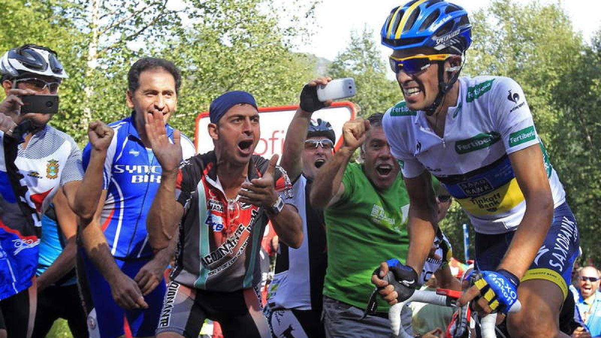 Alberto Contador aprieta los dientes en una de sus intentonas para dejar atrás al líder de la ronda Purito Rodríguez.