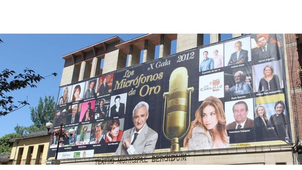 Aspecto que lucía ayer la fachada del Teatro Bergidum con el mural anunciador de la gala que tendrá lugar el sábado.