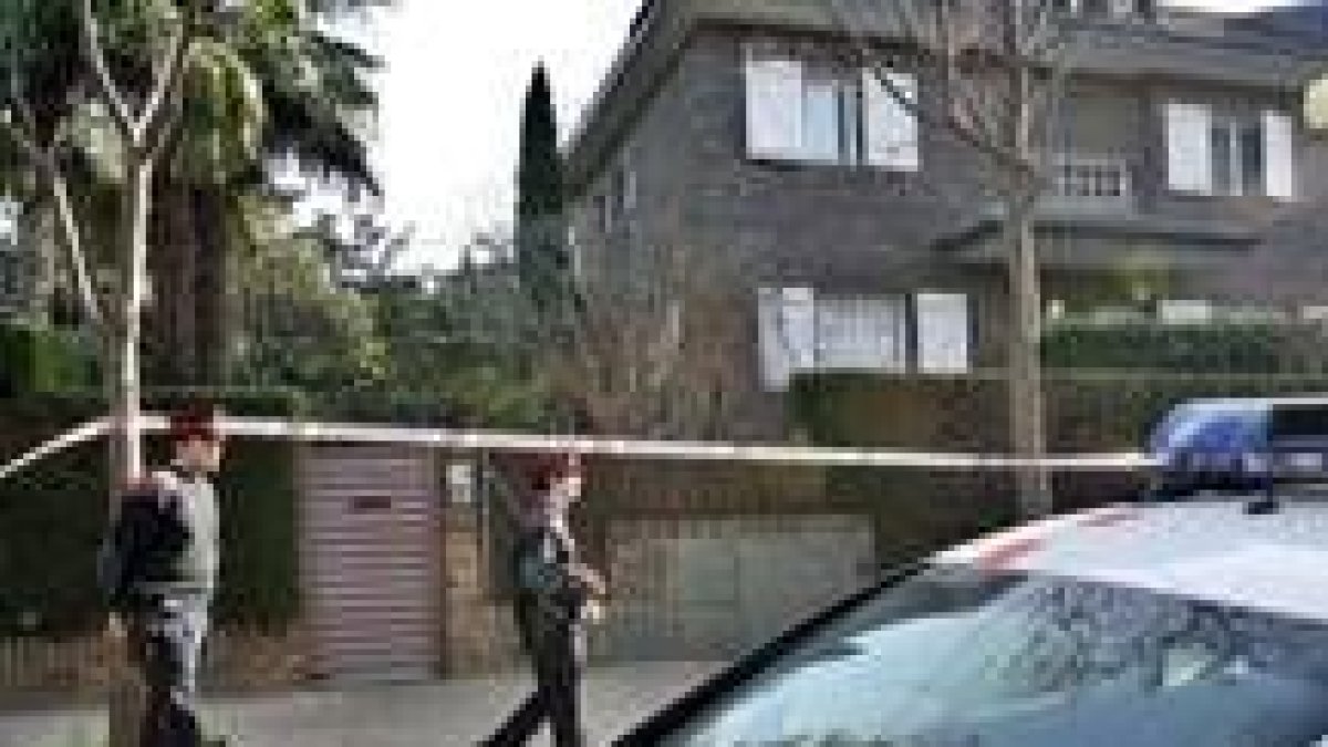 Agentes de la Policía Autonómica vigilan la casa del empresario de la construcción Joan Alsina