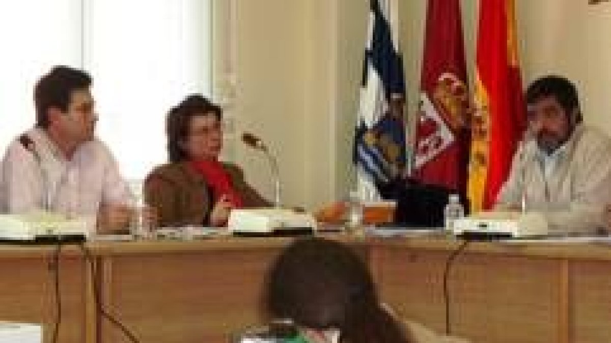Los concejales Santos Martínez, Ana Vicente y Manuel García Mitadiel, durante el pleno de ayer