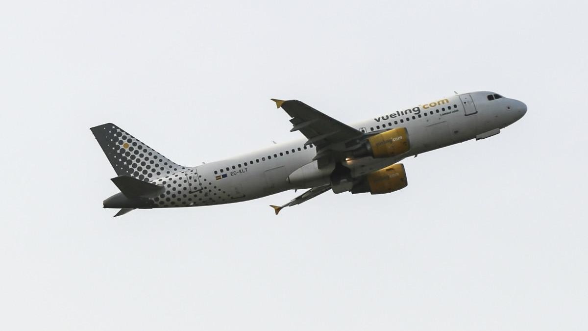 Imagen de un avión de la aerolínea Vueling despegando del aeropuerto de El Prat de Barcelona. /