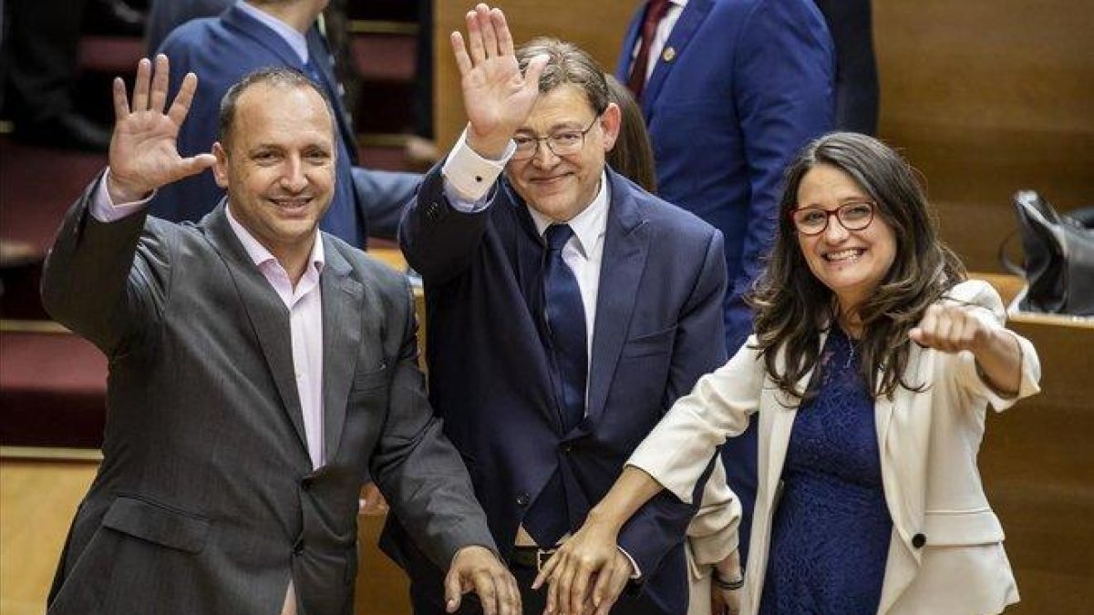 Los líderes de los tres partidos progresistas, con el relegido Puig en medio, se felicitan tras su investidura.