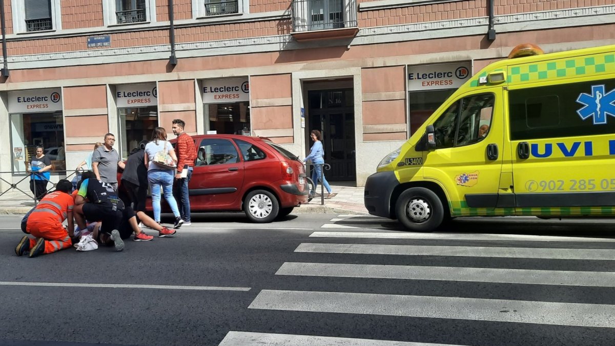 La mujer es atendida por sanitarios de la UVI móvil. DL