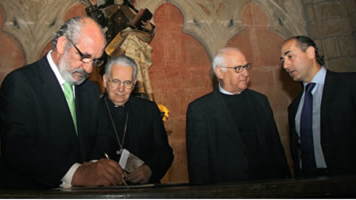 Firman del acta de entrega de la restauración de la capilla de Santa Teresa