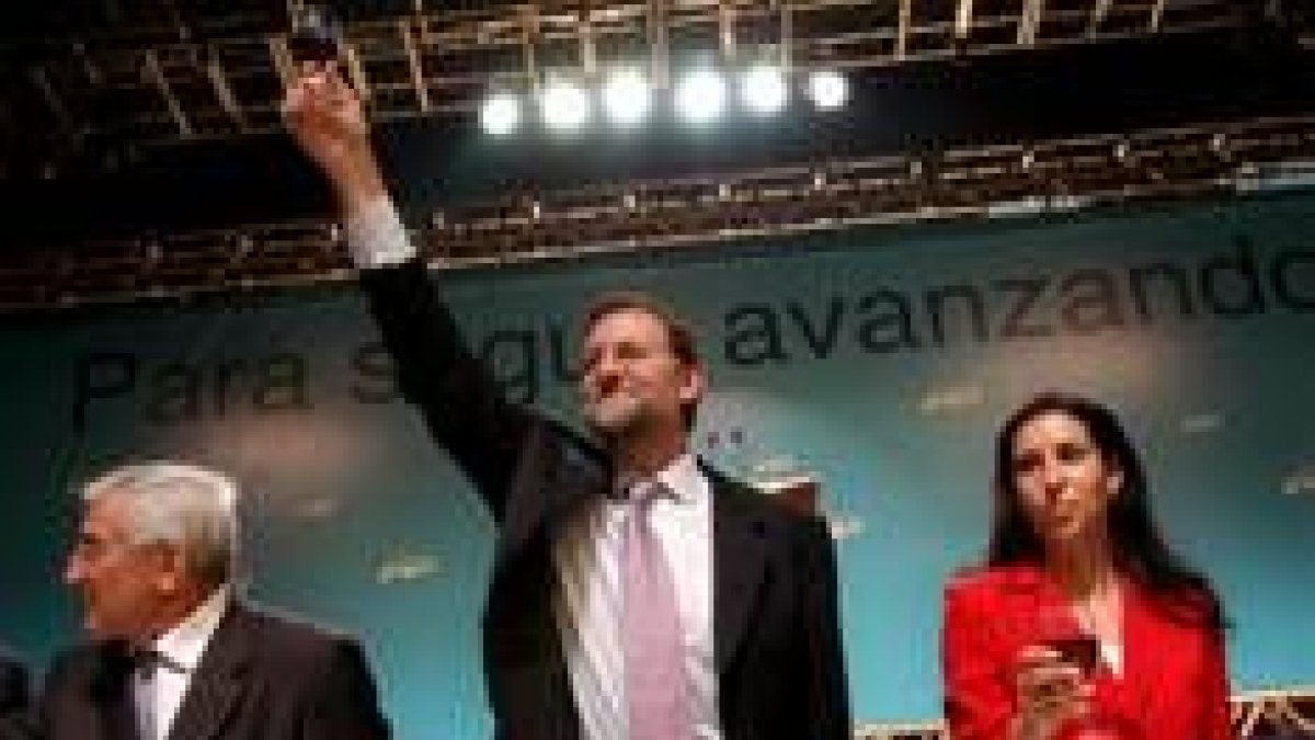 Mariano Rajoy, brinda con los responsables del PP en Argentina, Arturo González y Eva Durán