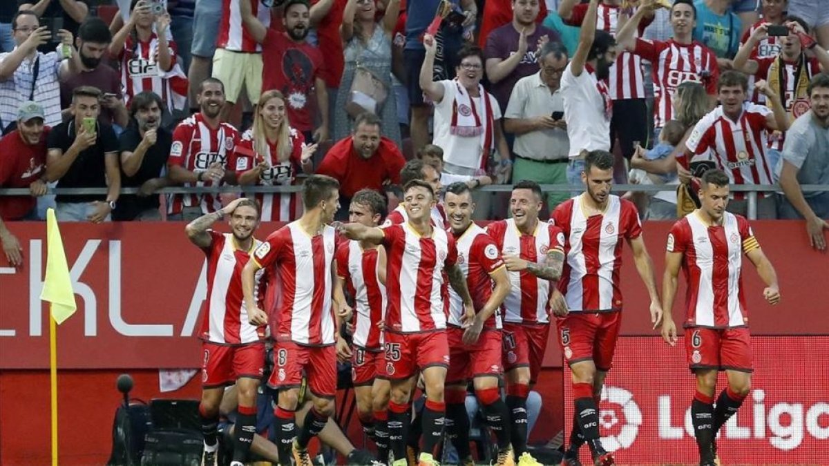 Los jugadores del Girona celebran el primer gol del equipo en Primera División