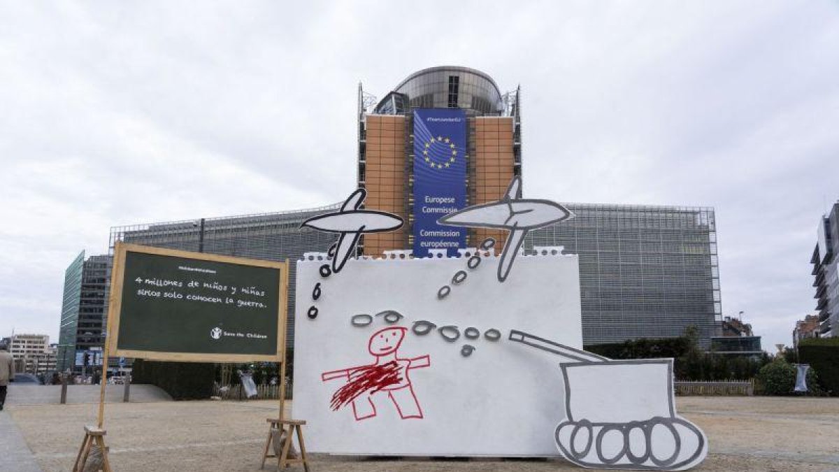 Dibujo a gran escala de una niña siria instalado delante de la Comisión Europea en Bruselas.