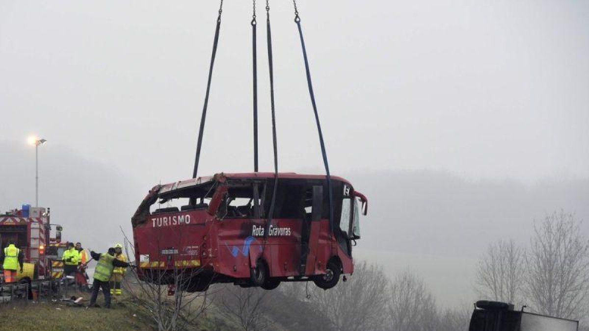Tareas de rescate en el accidente de un autocar en Francia.