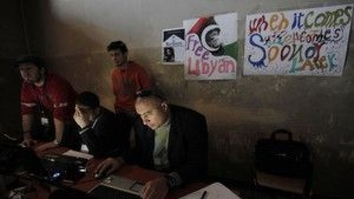Voluntarios libios trabajan en el centro de comunicación del CNTR.